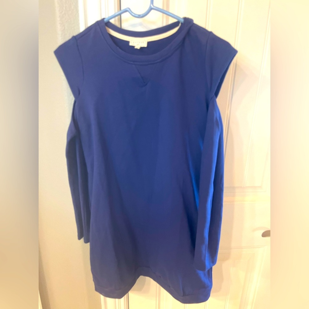 Sweatshirt material cold shoulder shirt. Very soft! Navy.